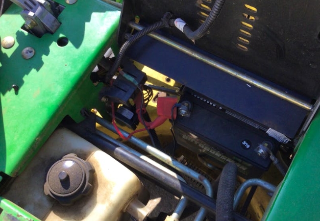 thumbnail image 2 of 12V Electrical Relay AT75769-B – Fits John Deere Z225, Z245, Z425, Z445, Z465 Zero Turn Mowers 2 of 4