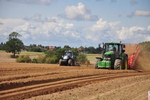 tractor-3637477_1280